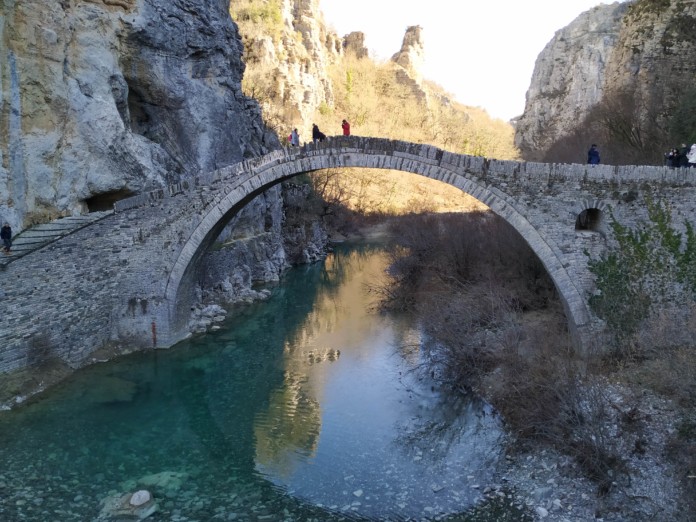 Γιάννενα: Λαϊκό προσκύνημα στη «γέφυρα Κοκκόρου»