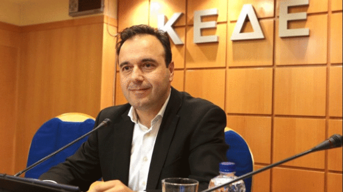 Για την ανάγκη συνεργασίας Δήμων με επιχειρήσεις έκανε λόγο ο πρόεδρος της Κεντρικής Ένωσης Δήμων Ελλάδας (ΚΕΔΕ), Δημήτρης Παπαστεργίου, μιλώντας στην ημερίδα της Ελληνικής Εταιρείας Διοίκησης Επιχειρήσεων και του τομέα Management της Δημόσιας Διοίκησης, παρουσία του υπουργού Εσωτερικών, Τάκη Θεοδωρικάκου.