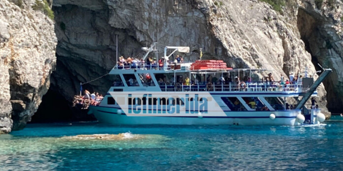 paxoi-mple-spilia-ploia-me-epivates-neo