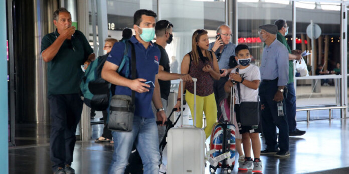 touristes-aerodromia-ellada-bretania