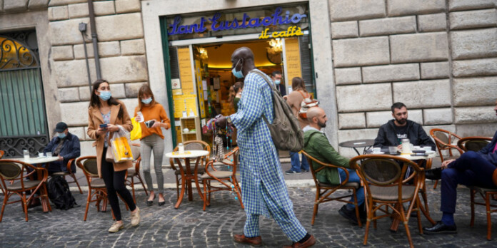 italia-dromos-polites-maskes