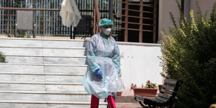 girokomeio-ergazomeni-me-stoli girokomeio-ergazomeni-me-stoli