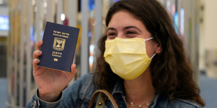 gynaika-diabatirio-aerodromio-maska