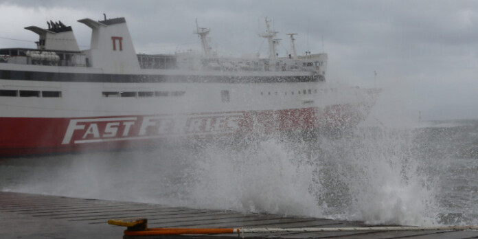 kakokairia-ploia-apagoreytiko-apoplou