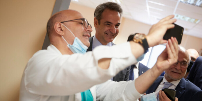 mitsotakis-axepa-selfie