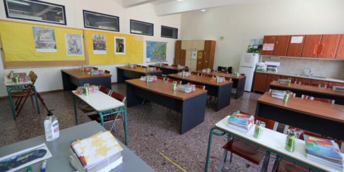 sxoleio-aithousa-antisiptika-koronoios