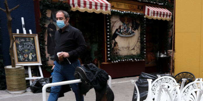 kentro-magazia-andras-me-maska