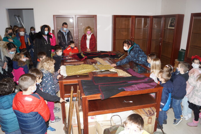 ΛΑΟΓΡΑΦΙΚΟ ΚΑΡΙΤΣΑ 1