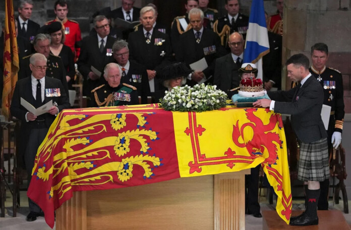 ΕΛΙΣΑΒΕΤ ΛΑΪΚΟ ΠΡΟΣΚΥΝΗΜΑ